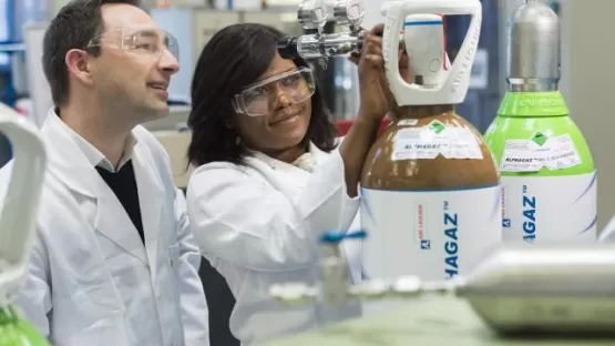 Person arbeitet mit Alphagaz Gasflaschen