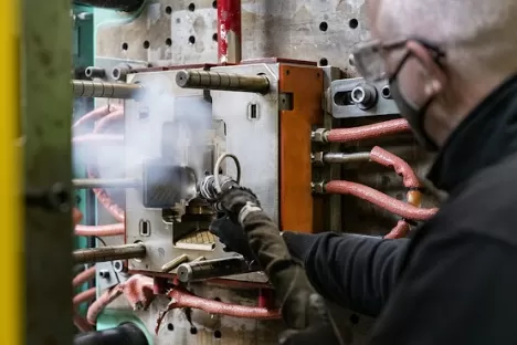 droogijsstralen van een matrijs