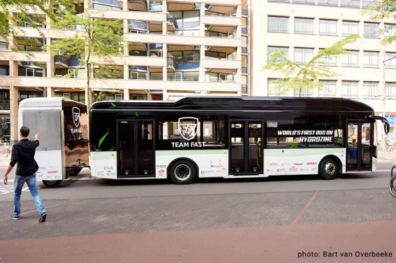 bus-op-mierenzuur-gas